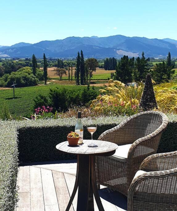Luxury Cottage With Stunning Vineyard Views 렌윅 외부 사진