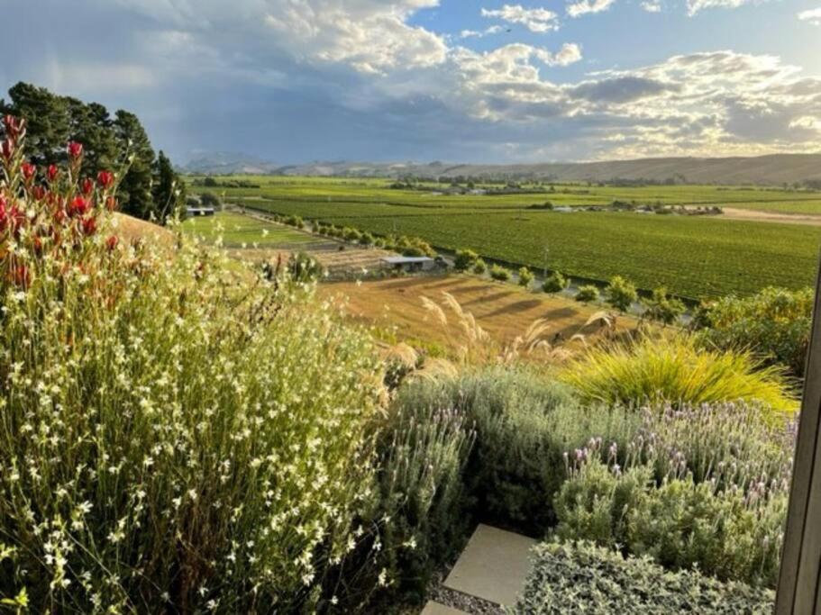 Luxury Cottage With Stunning Vineyard Views 렌윅 외부 사진